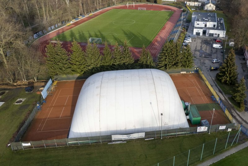 Kryte korty tenisowe na miejskim stadionie