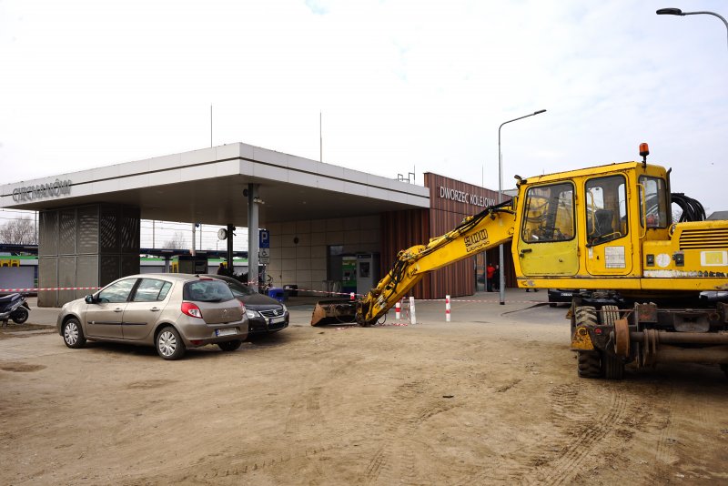 Ruszyła budowa kolejnych miejsc parkingowych przy dworcu PKP